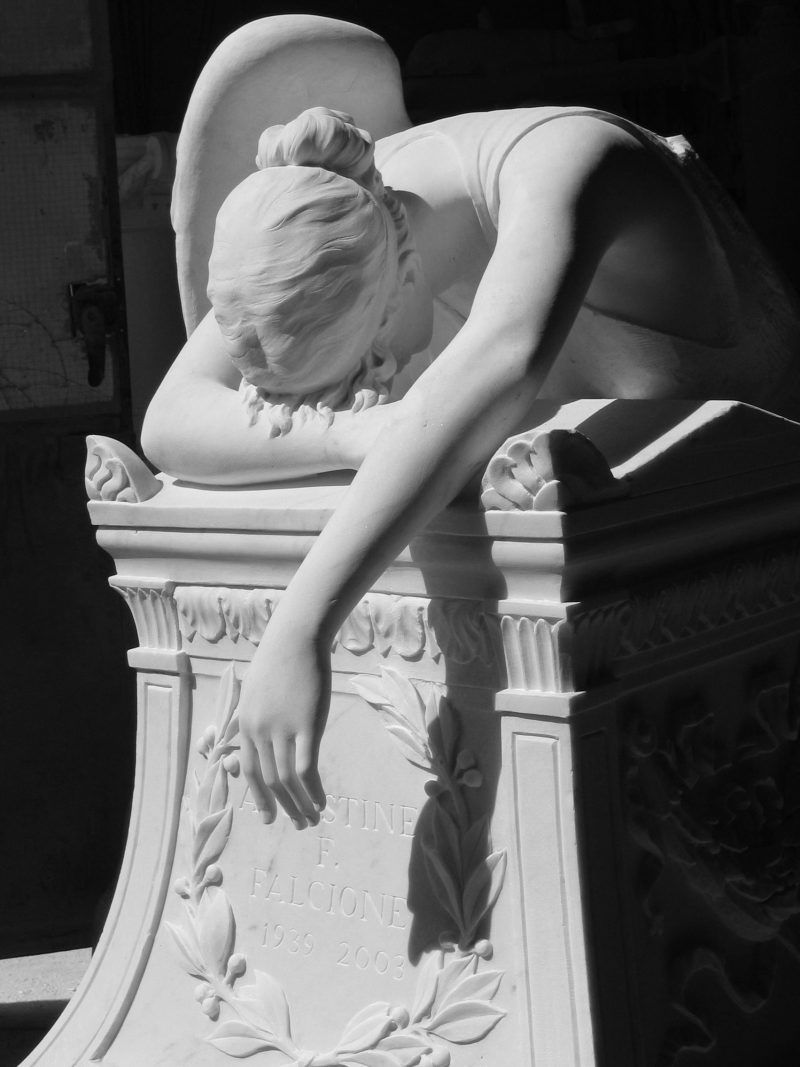 angelo del dolore statua in marmo