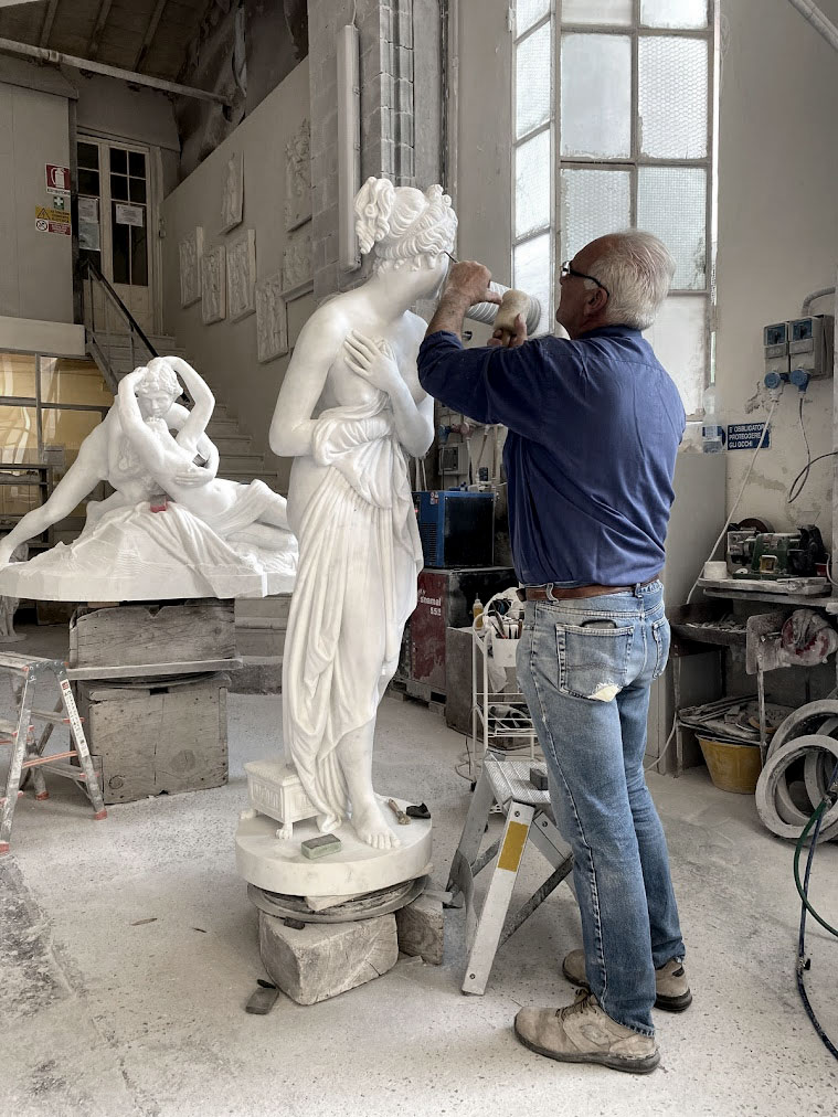 artigiano che realizza statua di venere